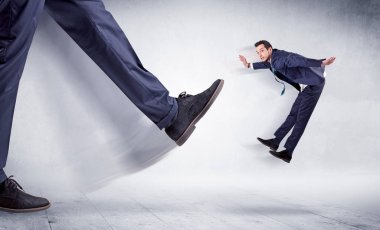 Uzun bacaklı tekme küçük adam