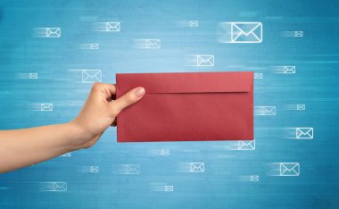 Zarf mesaj sembolleri tutan el