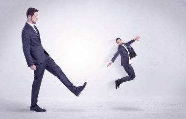 Büyük adam küçük kendisini kovuyor