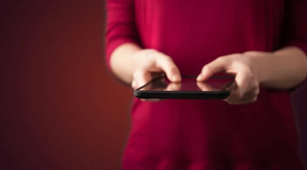 Nahaufnahme einer Hand, die ein digitales Touchpad-Tablet hält — Stockfoto