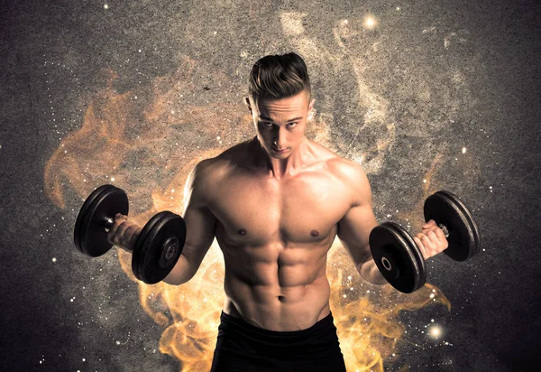Zdrowy gorący mężczyzna pokazuje mięśnie z ogniem — Zdjęcie stockowe