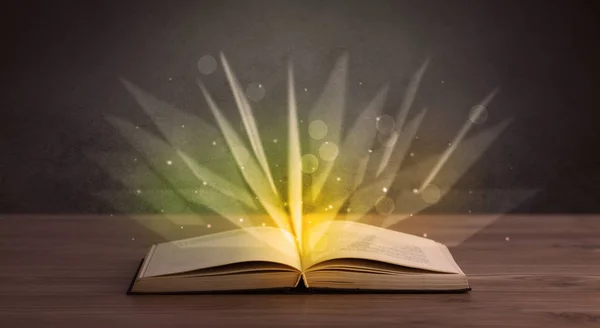 Желтые огни над книгой — стоковое фото