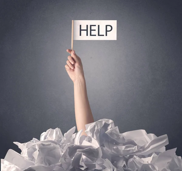 Kadın el yardım işareti tutarak