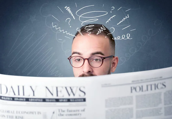 Geschäftsmann liest Zeitung — Stockfoto