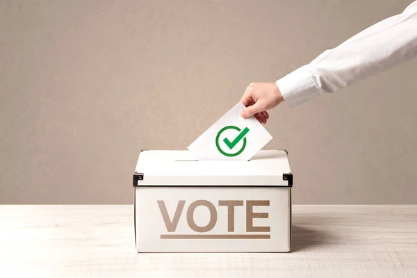 Крупним планом чоловіча рука виставляє голосування в поле для голосування — стокове фото