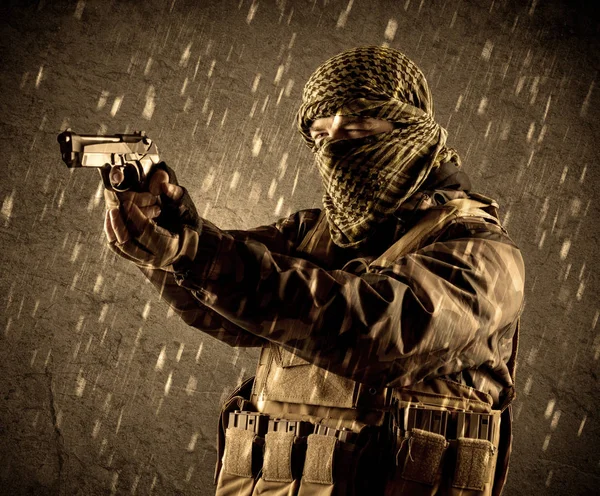 Gevaarlijke zwaar bewapende terroristische soldaat met masker op grungy ra — Stockfoto