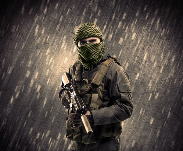 Bewaffneter Terrorist mit Maske auf Regenschirm — Stockfoto