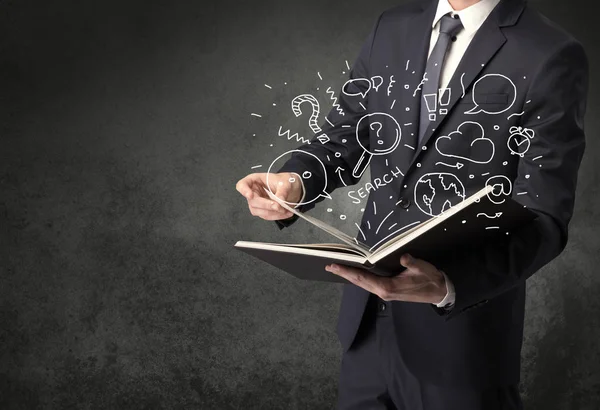 Hombre de negocios sosteniendo un libro. — Foto de Stock