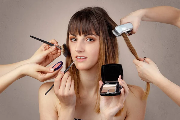 Portrait d'une jeune femme chez un cosmétique — Photo