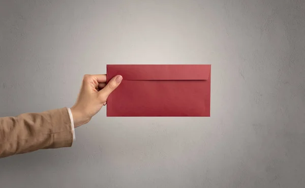 Handen håller kuvert med tomma vägg bakgrund — Stockfoto