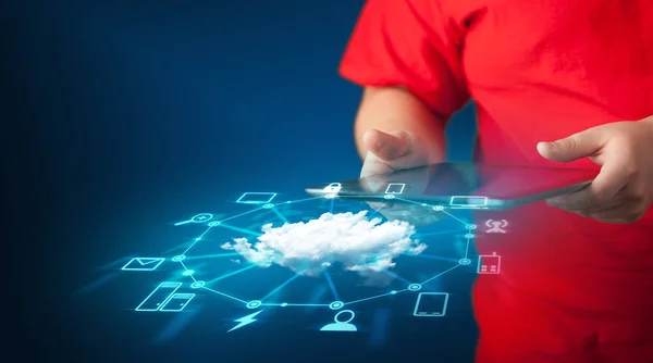 Bulut ağı teknolojisiyle el ele tutuşma tabletini kapat — Stok fotoğraf