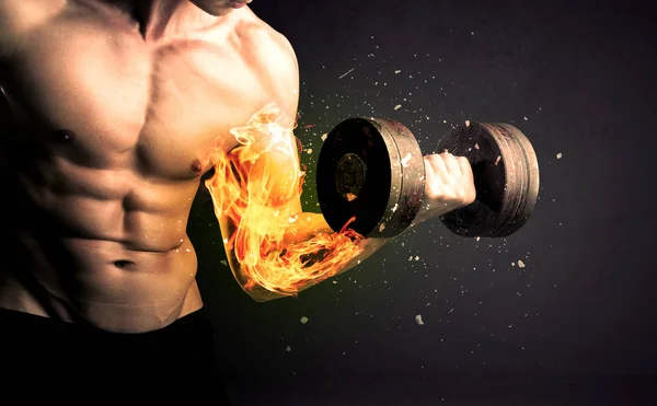 Bodybuilder-Athlet hebt Gewicht mit Feuer explodierendem Armkonzept — Stockfoto