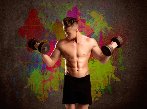 Renkli duvarı ve kilosu olan güçlü bir adam.