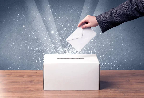 带人投决定票的投票箱 — 图库照片