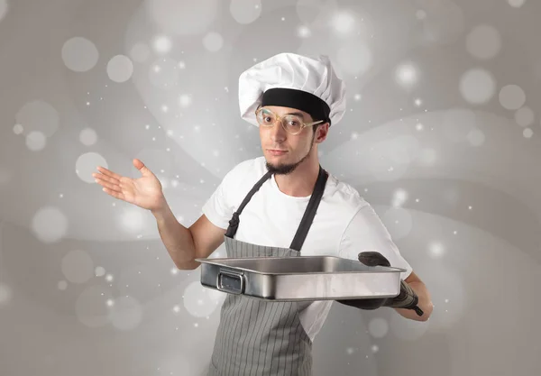 Parlak gri duvar kağıdı ile erkek aşçı — Stok fotoğraf