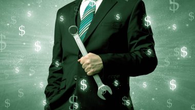 Businassman ayakta elinde aracıyla.