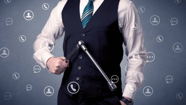 Yakışıklı adam elindeki aracıyla ayakta