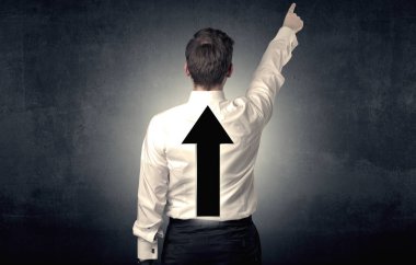 Genç işadamı ile ok sırtında duran