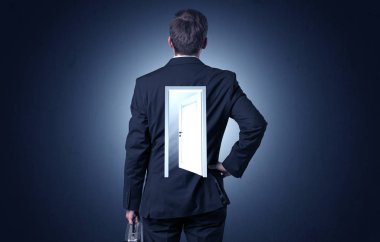 Sırtını kapıya ile ayakta işadamı