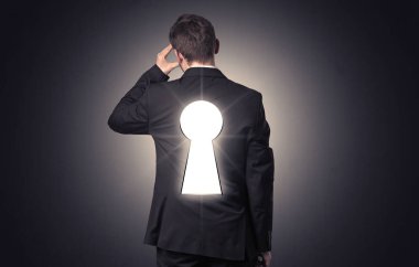 Sırtında siyah anahtar deliği ile ayakta adam