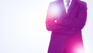 Genç işadamı ayakta durup düşünüyor