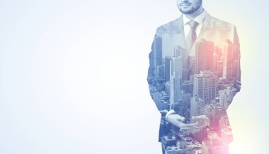 Sırtında siyah anahtar deliği ile ayakta adam