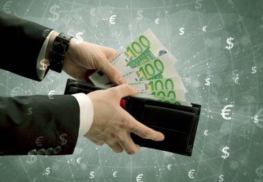 İşadamı el euro cüzdanından dışarı alır