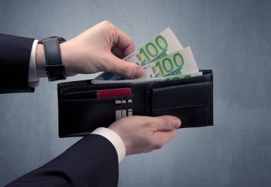 Takım elbise elinde euro cüzdanından dışarı alır