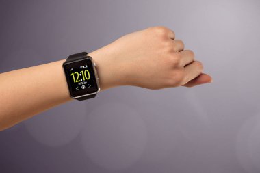 Giyen ve smartwatch basarak el