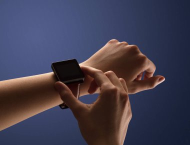 Balck smartwatch ekranlı el kadar kapatın
