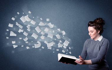 Genç Bayan holding kitap 