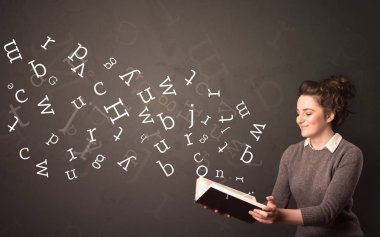 Genç Bayan kitap harfleri ile