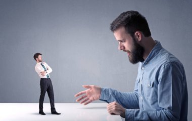 Genç işadamı minyatür işadamı ile mücadele