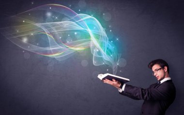 Genç adam kitap dalgalar ile