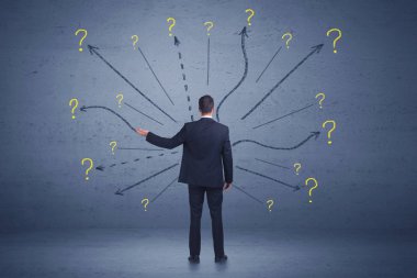 Çizgiler ve soru işareti önünde duran işadamı konsantrasyon işaretleri