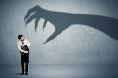 İş kişi büyük canavar pençe gölge kavramı korkuyor