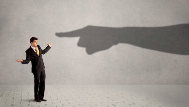 İş kişi ona konsantrasyon gösteren büyük gölge ele arıyorsunuz