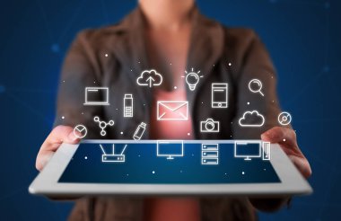 Kadın holding medya grafik tablet