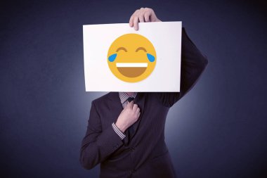 İfade gülüyor ile kağıt tutan işadamı