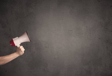 Düz arka plan üzerinde megafon