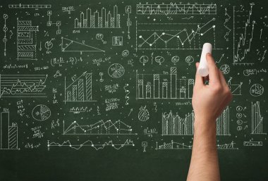 Bir iş adamı tahtaya veri çiziyor