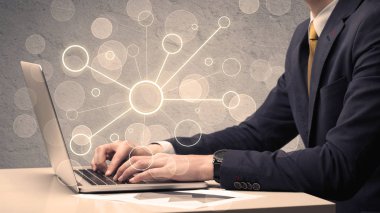 Dizüstü bilgisayarda yazan bilim işçisi