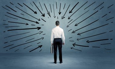 Ayakta duran erkek bir hata yaptı.