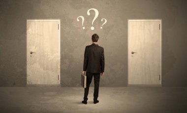 Kapı önünde duran işadamı