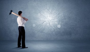 İşadamı çekiçle duvara çarpıyor.