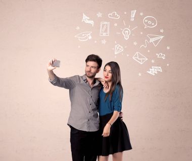 Düşünceleriyle selfie çeken çift.