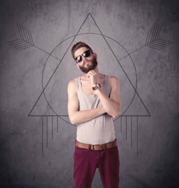 Sıradan komik erkek cep telefonu kullanıyor.