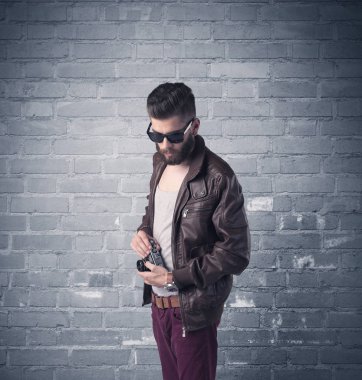 Tuğla şehir duvarının önünde manken.