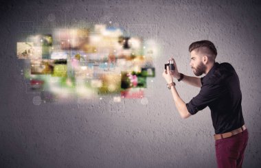 Sakallı genç bir adam klasik fotoğraflar çekiyor.