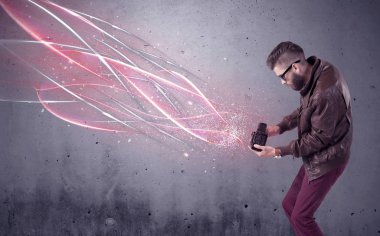 Kamera ve parlak çizgileri olan zarif bir hippi.